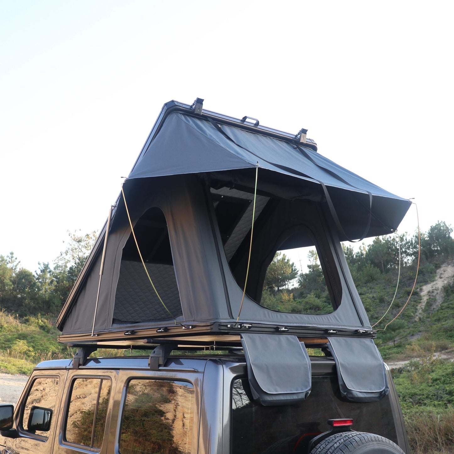 Slim Line AT22 Hard shell roof tent